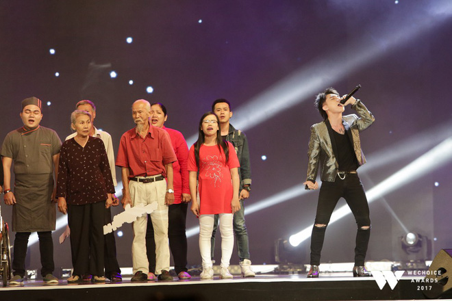 Bé Bôm đánh đàn, Sơn Tùng hát Remember Me - sân khấu xúc động đầu tiên của Gala WeChoice Awards 2017 lấy nước mắt hàng nghìn khán giả Bé Bôm đánh đàn, Sơn Tùng hát Remember Me - sân khấu xúc động đầu tiên của Gala WeChoice Awards 2017 lấy nước mắt hàng nghìn khán giả